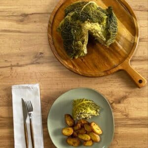 chou farci et pommes de terre rôties