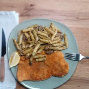 Escalope de veau à la milanaise avec pennés au pesto et aux champignons