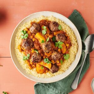 semoule aux poids chiches et aux légumes avec boulettes de viande