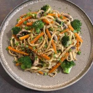 Nouilles sautées aux légumes et au porc