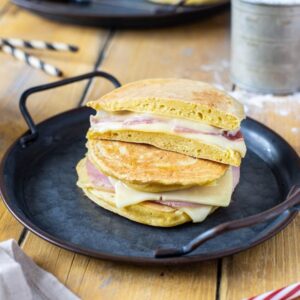 pancakes salés au jambon et au fromage