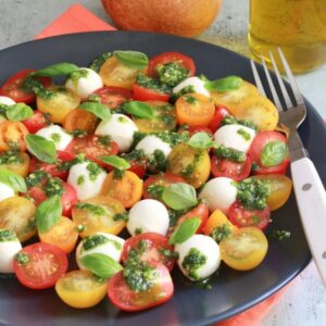 salade de tomates, pesto et mozzarella