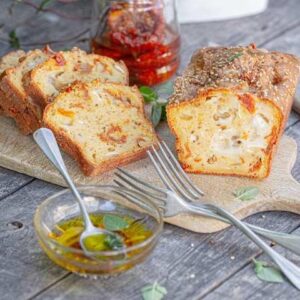 cake au poivron, tomates séchées, feta et basilic