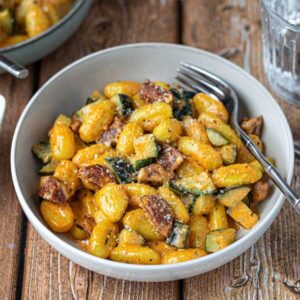 Gnocchis aux lardons, tomates cerises et courgettes